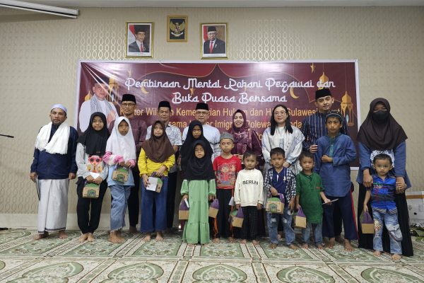 Kakanwil Kemenkumham Sulbar dan Kantor Imigrasi Polman Santuni Anak Yatim