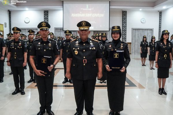 Dilantik dan Diambil Sumpah 52 PNS dan 1 Penyuluh Hukum