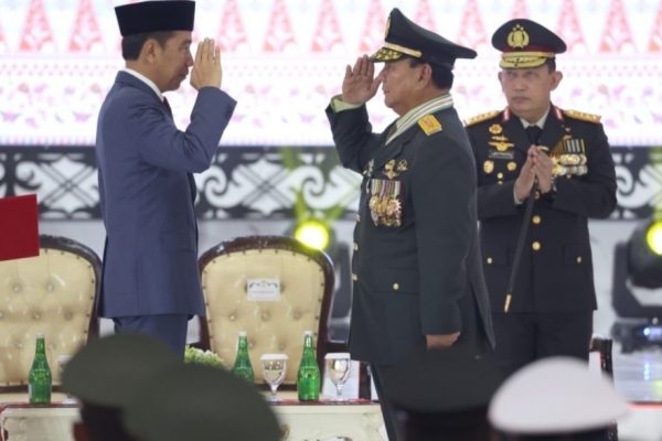 Prabowo di Sambut Jenderal Sigit Untuk Menerima Bintang Bhayangkara Utama