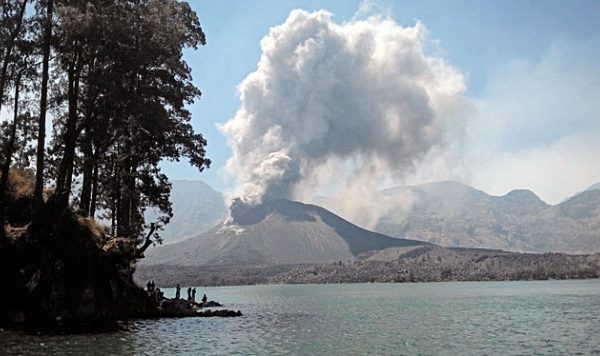 Kepulan Asap Terlihat Dari Danau Segara Anak Menyebabkan Kebakaran