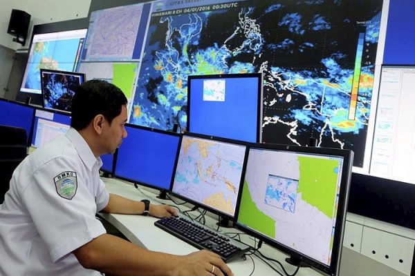 BMKG Coba Kendalikan Hujan Dengan Melakukan Penyemaian Garam
