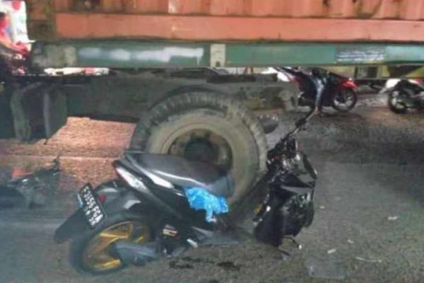 Pengendara Motor Tewas Terlindas Truk