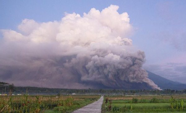 Erupsi Dua Kali, Gunung Semeru Saat Ini Berada di Level III
