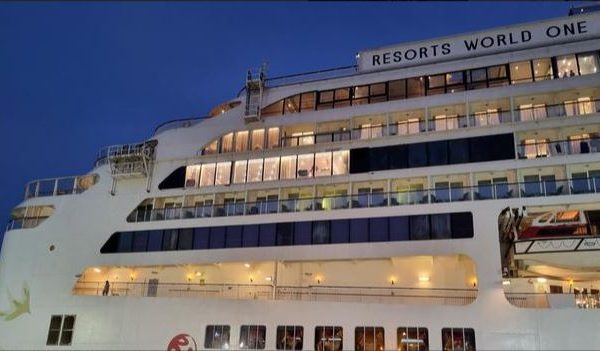 Pertama Kalinya Kapal Pesiar Resorts World One Labuh di Jakarta