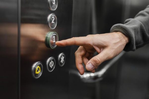 Anggota DPR dari Fraksi Partai Gerindra Terjebak di Dalam Lift