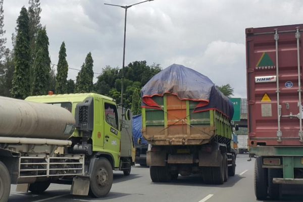 Pengemudi Mobil Porsche Meninggal Dunia Usai Tabrak Truk Besi