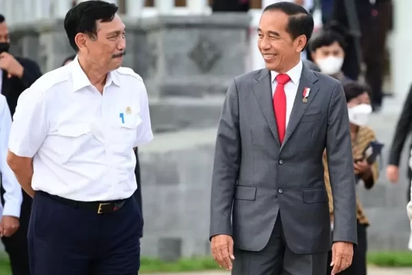 Luhut Binsar Pandjaitan Bak Pahlawan Kesiangan Bela Jokowi