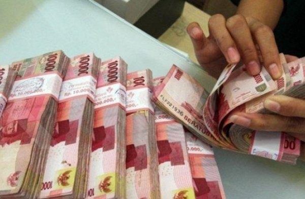 Aksi Mahasiswi Magang Kerja di Bank Kuras Duit Nasabah