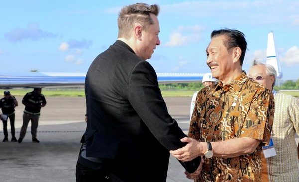 Luhut Beberkan Nasib Investasi Tesla di Indonesia