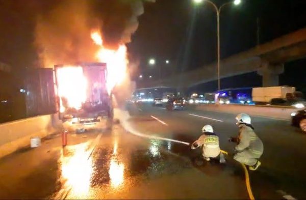 Truk Terbakar di Tol Jakarta Outer Ring Roud Fatmawati, 3 Unit Mobil Damkar di Kerahkan