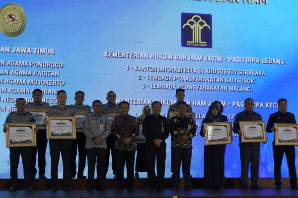 Imigrasi Surabaya Sabet Penghargaan Satker Terbaik dari Dirjen Perbendaharaan Jatim