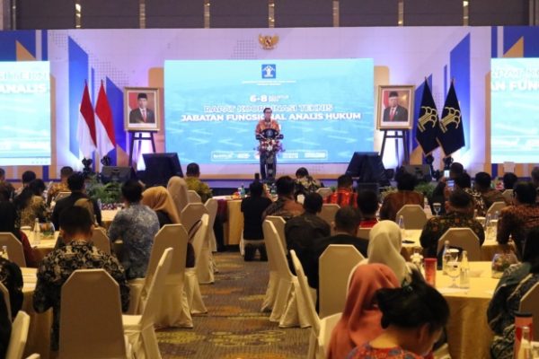 Menkumham Buka Rakornis Analis Hukum sekaligus Kukuhkan Pengurus PERSAHI