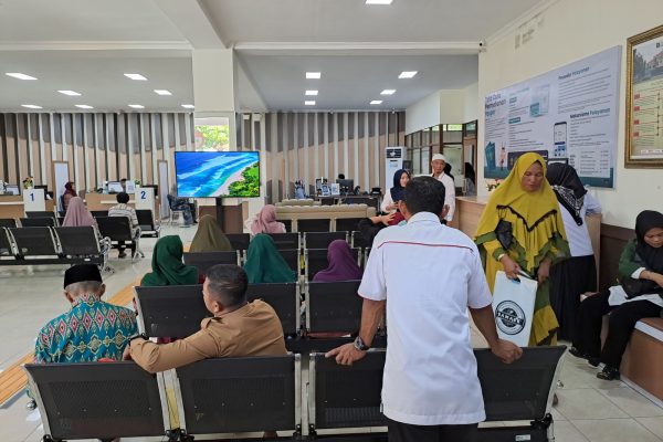 Kanim Polman Serah Terima Paspor Calon Jemaah Haji
