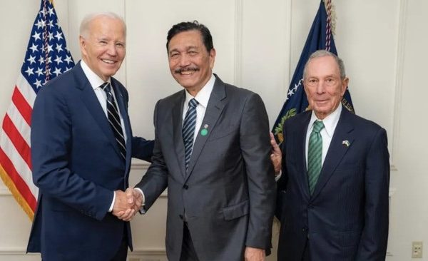Luhut Binsar Pandjaitan di Perkenalkan Kepada Presiden Amerika Serikat Joe Biden Oleh Michael Bloomberg