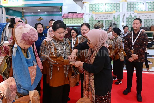 Ibu Negara Beli Batik dan Gelang di UMKM Mitra Binaan Pertamina