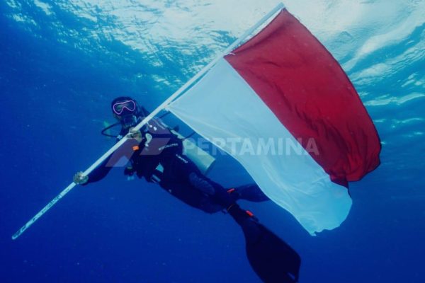Meriahkan HUT Kemerdekaan, Pertamina Gelar Pengibaran Bendera Bawah Laut hingga Pemberian Beasiswa