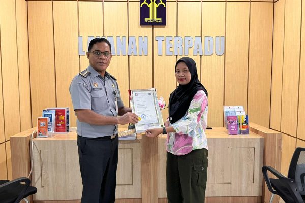Permudah Layanan Internasional, Kemenkumham Malut Serahkan Dokumen Apostille