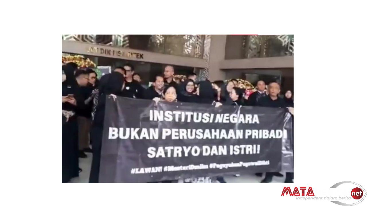 Menteri Suka Main Pecat dan Tampar Pegawainya