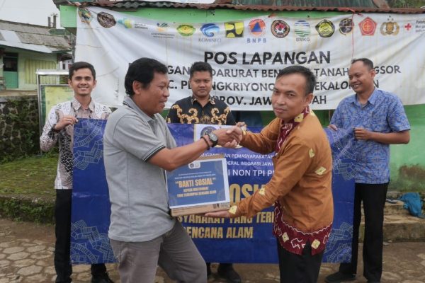 Imigrasi Pemalang Gelar Bakti Sosial bagi Korban Bencana Alam Petungkriyono
