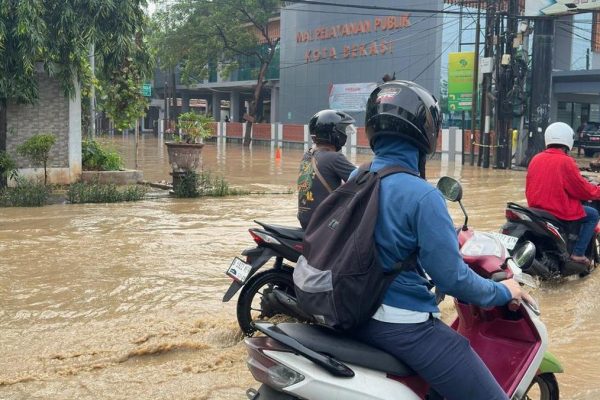 Dilanda Banjir, Lalu Lintas Jalan Ahmad Yani Bekasi Kota Macet Parah