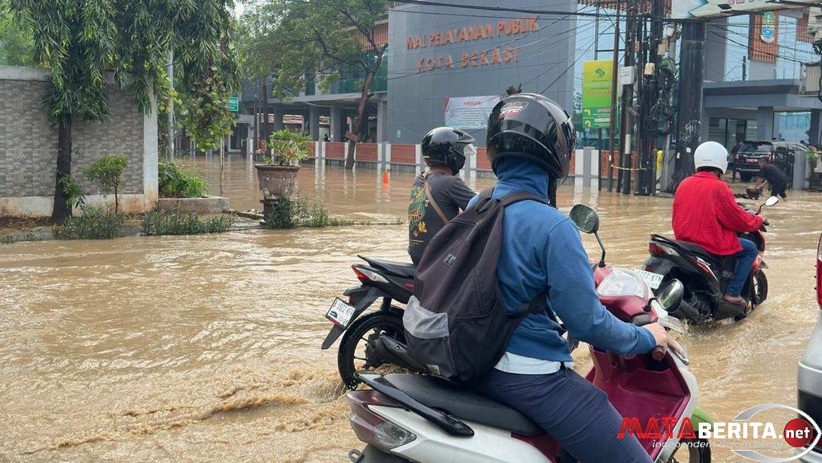 Dilanda Banjir, Lalu Lintas Jalan Ahmad Yani Bekasi Kota Macet Parah