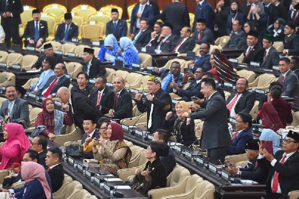 Seruan Bubarkan DPR