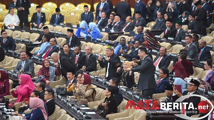 Seruan Bubarkan DPR