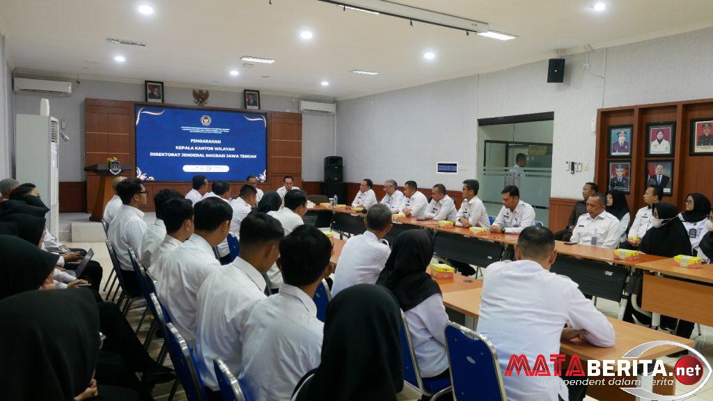 Direktorat Jenderal Imigrasi Jawa Tengah Haryono Agus Setiawan memberikan pengarahan kepada seluruh jajaran di Kantor Imigrasi Kelas I Non TPI Pemalang