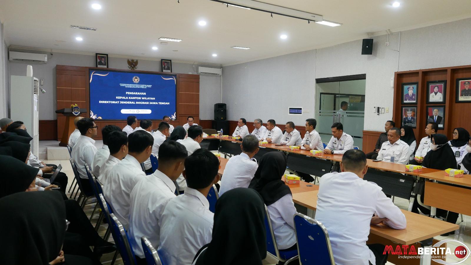 Direktorat Jenderal Imigrasi Jawa Tengah Haryono Agus Setiawan memberikan pengarahan kepada seluruh jajaran di Kantor Imigrasi Kelas I Non TPI Pemalang